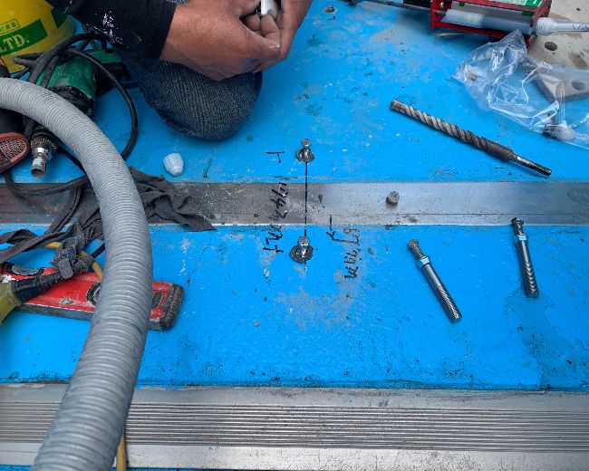 Fixing threaded rod on ground with bonding adhesive
